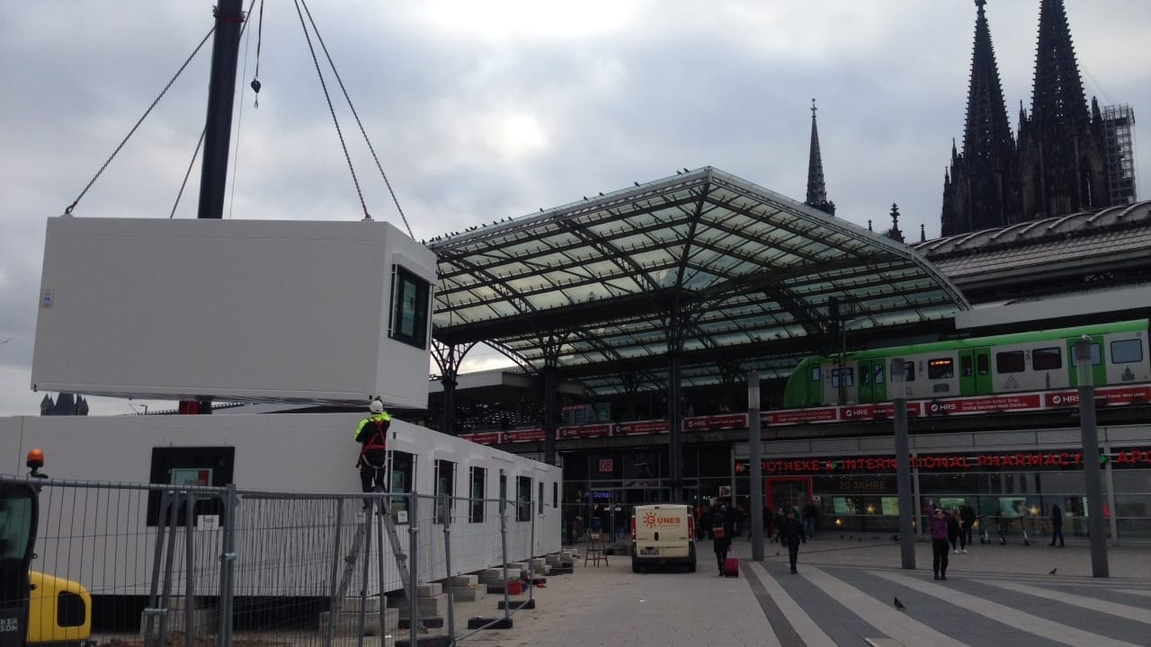 Container werden am Breslauer Platz aufgestellt: Dort entsteht eine provisorische Polizeiwache. Container werden am Breslauer Platz aufgestellt: Dort entsteht eine provisorische Polizeiwache.