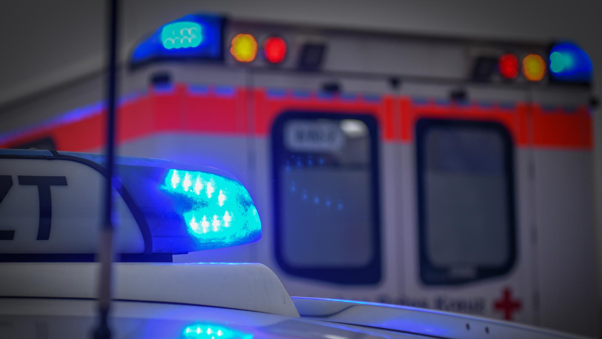 Einsatzfahrzeuge mit Blaulicht: In Wuppertal ist es an einer Schule zu einem großen Einsatz gekommen. Einsatzfahrzeuge mit Blaulicht: In Wuppertal ist es an einer Schule zu einem großen Einsatz gekommen.