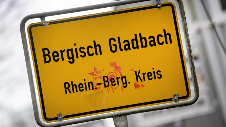 Das Ortsschild von Bergisch Gladbach: Der 32-Jährige aus Bergisch Gladbach sitze in Untersuchungshaft, teilten Polizei und Staatsanwaltschaft mit.