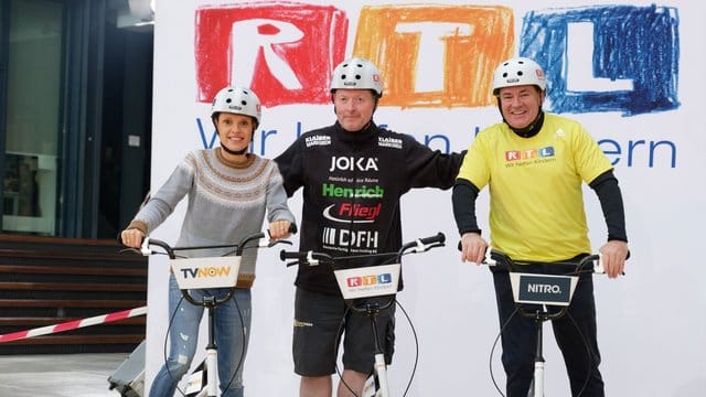 Joey Kelly mit der Olympia-Medaillengewinnern Evi Sachenbacher-Stehle (l-r) und Moderator Wolfram Kons.