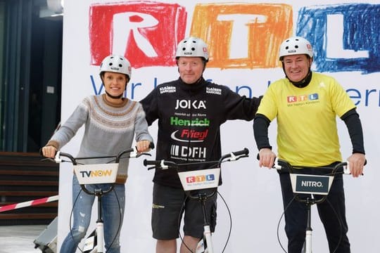 Joey Kelly mit der Olympia-Medaillengewinnern Evi Sachenbacher-Stehle (l-r) und Moderator Wolfram Kons.