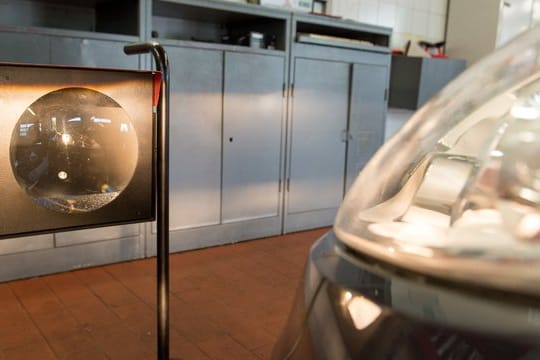 Die Scheinwerfer-Untersuchung bieten viele Werkstätten im Herbst kostenlos an.