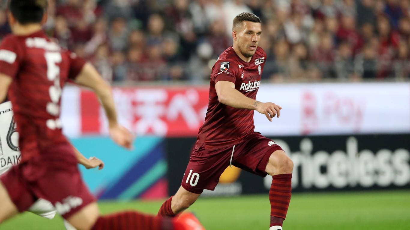 Lukas Podolski bei einem Spiel für Vissel Kobe: Über seine Zukunft gibt es nun neue Gerüchte.