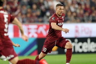 Lukas Podolski bei einem Spiel für Vissel Kobe: Über seine Zukunft gibt es nun neue Gerüchte.