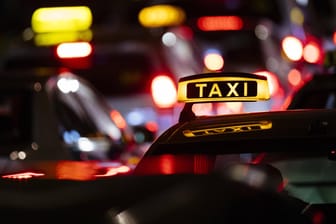 Leuchtendes Taxi-Schild in der Dunkelheit (Symbolbild): In der Nacht auf Mittwoch schlug ein Fahrgast auf einen Taxifahrer ein.