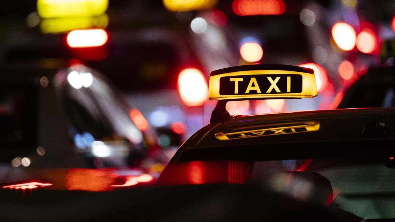 Leuchtendes Taxi-Schild in der Dunkelheit (Symbolbild): In der Nacht auf Mittwoch schlug ein Fahrgast auf einen Taxifahrer ein.