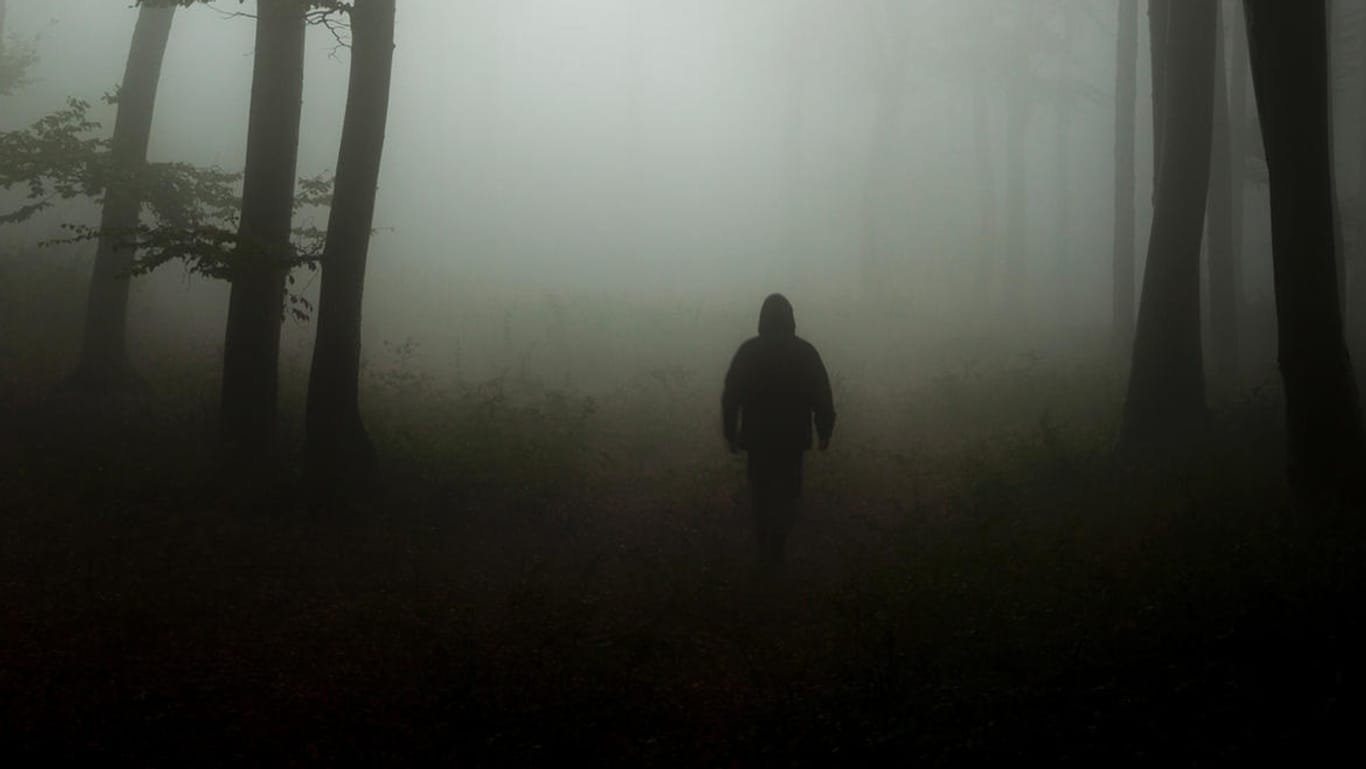 Eine Silhouette im nebligen Wald: Eine Angst vor dem Tod trifft viele Menschen in der Lebensmitte.