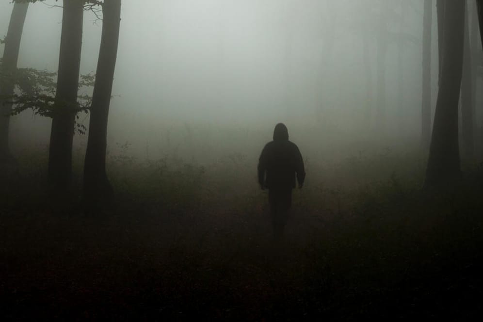 Eine Silhouette im nebligen Wald: Eine Angst vor dem Tod trifft viele Menschen in der Lebensmitte.