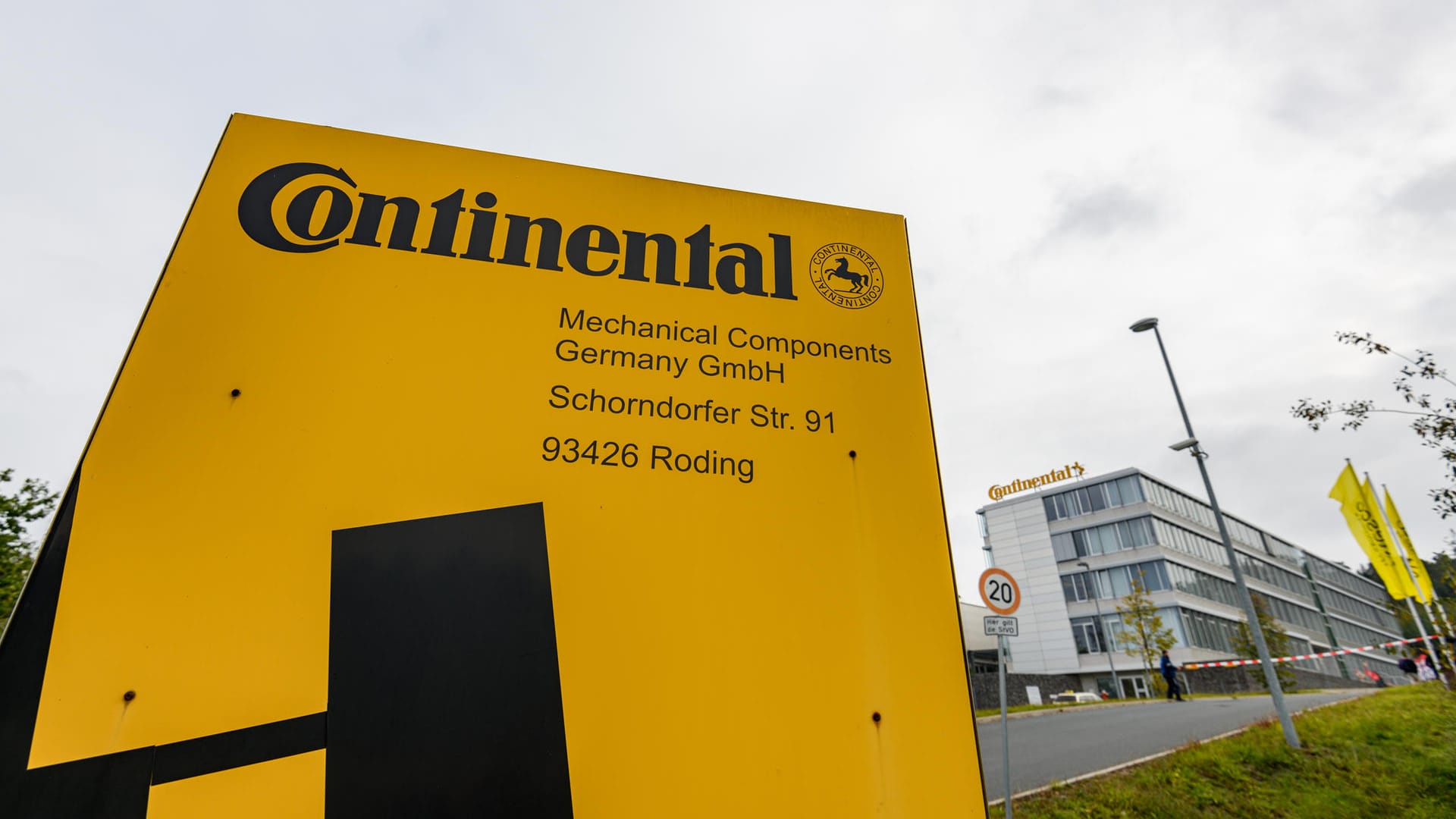 Ein Schild vor einem Continental-Werk: Das Werk im Oberpfälzer Roding soll im Jahr 2024 geschlossen werden.