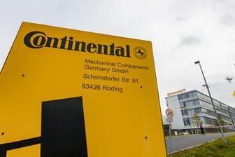 Ein Schild vor einem Continental-Werk: Das Werk im Oberpfälzer Roding soll im Jahr 2024 geschlossen werden.