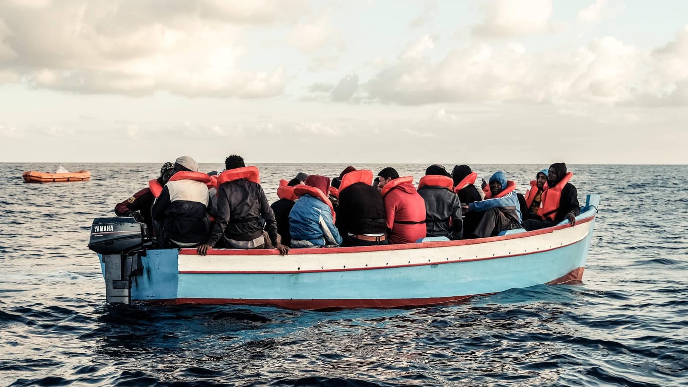 Flüchtlingsboot auf offenem Meer (Symbolbild): Ein Boot mit rund 100 Migranten wurde vor Zypern aufgegriffen.