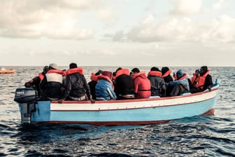 Flüchtlingsboot auf offenem Meer (Symbolbild): Ein Boot mit rund 100 Migranten wurde vor Zypern aufgegriffen.