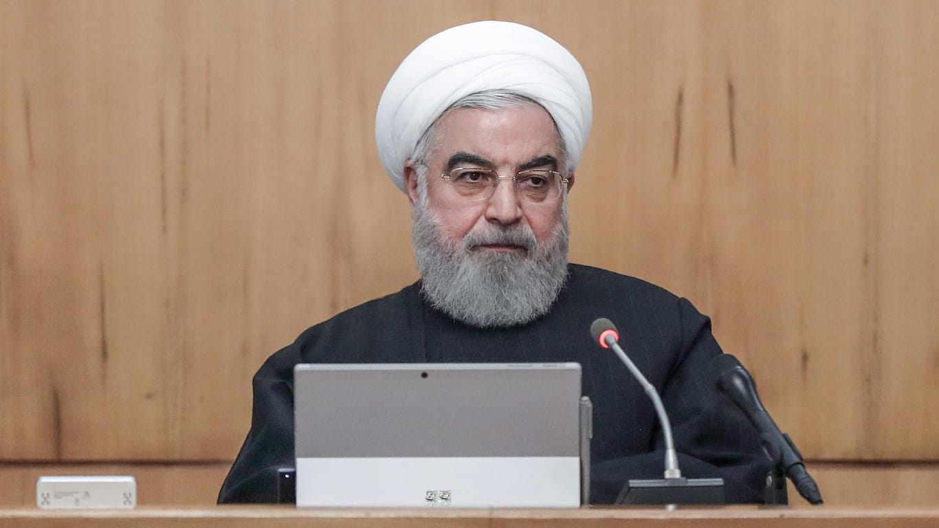 Hassan Ruhani, Präsident des Iran, bei einer Kabinettssitzung: Kritiker werfen der Regierung vor, die wahren Opferzahlen zu vertuschen.