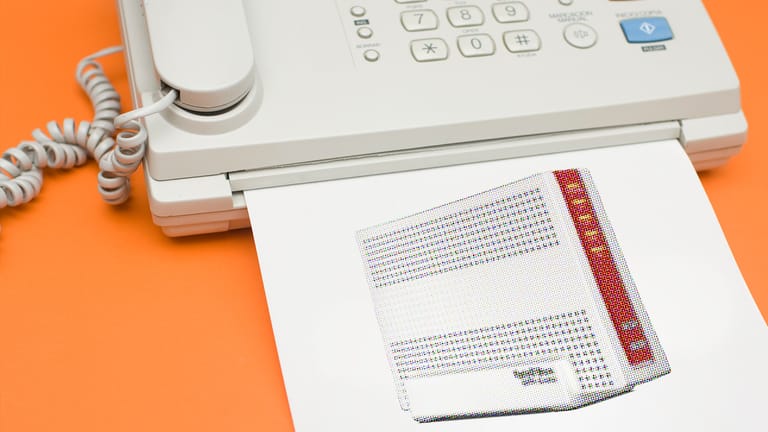 Ein Fax druckt ein Papier mit einem Fritzbox-Bild aus: Mit dem Router können Sie auch Faxe versenden und empfangen.