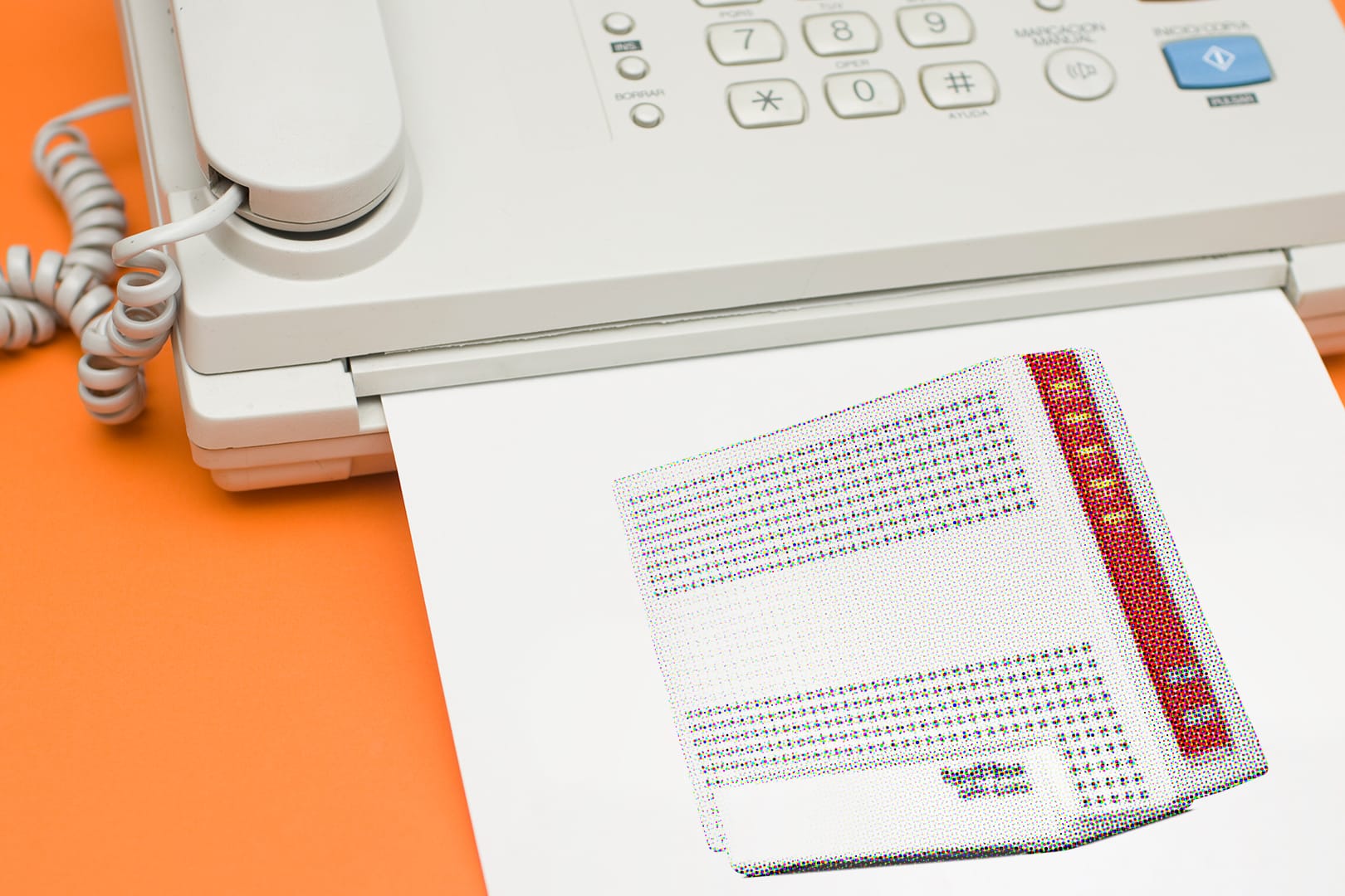 Ein Fax druckt ein Papier mit einem Fritzbox-Bild aus: Mit dem Router können Sie auch Faxe versenden und empfangen.