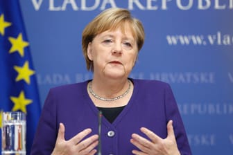 Angela Merkel spricht während einer gemeinsamen Pressekonferenz mit dem Ministerpräsidenten von Kroatien: Die Kanzlerin fand würdigende Worte für die Bemühungen Kroatiens, Teil der Schengenzone zu werden.
