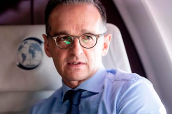 Heiko Maas (SPD) im Flug nach Nordmazedonien: Der Außenminister liefert sich derzeit mit der Verteidigungsministerin Kramp-Karrenbauern einen Ideenwettbewerb in Fragen der Sicherheitspolitik.