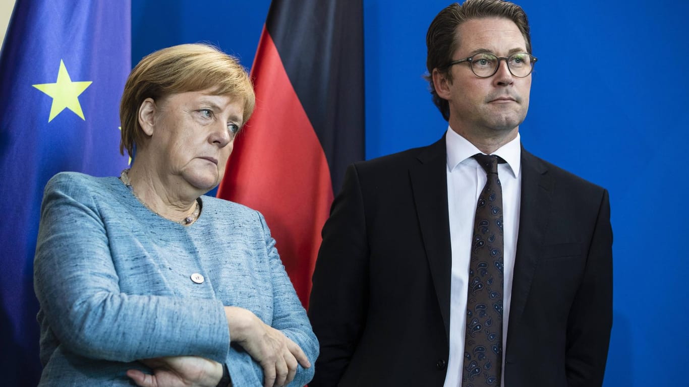 Kanzlerin Merkel duldet Mautminister Scheuer weiter in ihrem Kabinett.