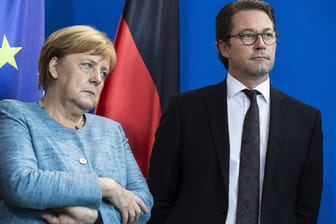 Kanzlerin Merkel duldet Mautminister Scheuer weiter in ihrem Kabinett.