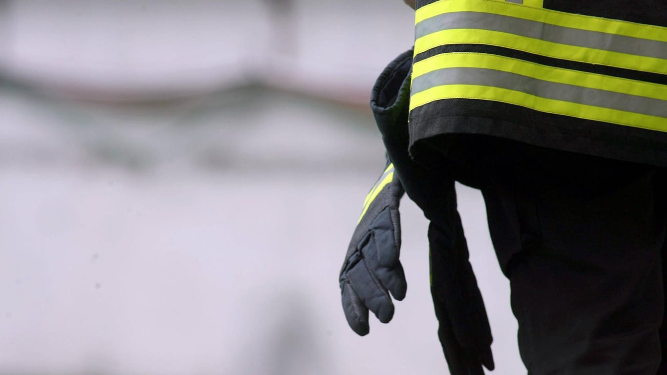 Handschuhe eines Feuerwehrmanns (Symbolbild): In Italien hat sind bei einer Explosion in einer Fabrik mehrere Menschen ums Leben gekommen.