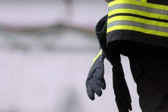 Handschuhe eines Feuerwehrmanns (Symbolbild): In Italien hat sind bei einer Explosion in einer Fabrik mehrere Menschen ums Leben gekommen.