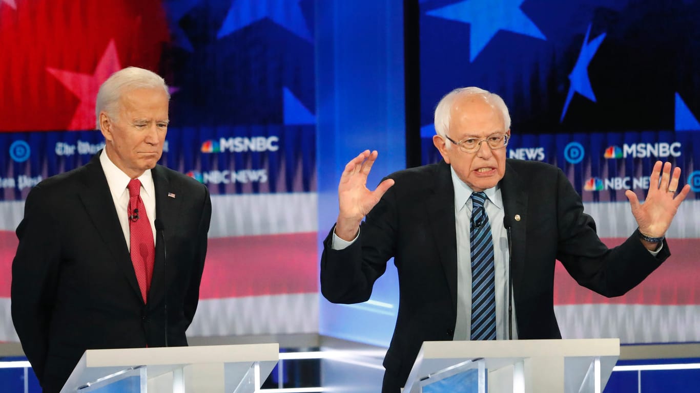 Der ehemalige US-Vizepräsident Joe Biden (l), und Senator Bernie Sanders: In der TV-Debatte der Demokraten ging es auch um die Ukraine-Affäre.