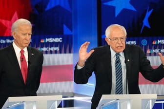 Der ehemalige US-Vizepräsident Joe Biden (l), und Senator Bernie Sanders: In der TV-Debatte der Demokraten ging es auch um die Ukraine-Affäre.