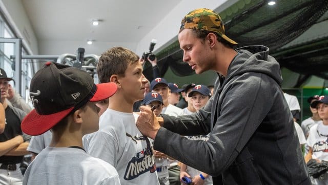 Gefragt beim Baseball-Nachwuchs: MLB-Profi Max Kepler.