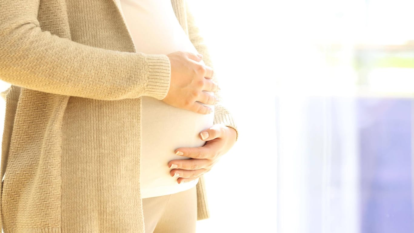 Bild einer Schwangeren (Symbolbild): Eine Geburt einzuleiten, ist offenbar auch nicht ohne Risiken.