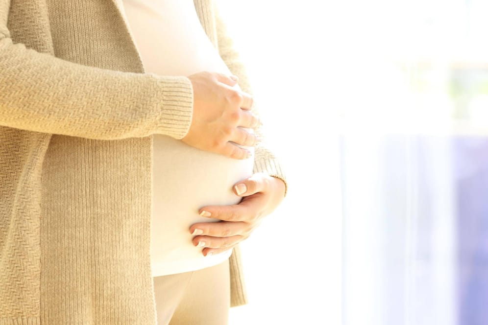 Bild einer Schwangeren (Symbolbild): Eine Geburt einzuleiten, ist offenbar auch nicht ohne Risiken.