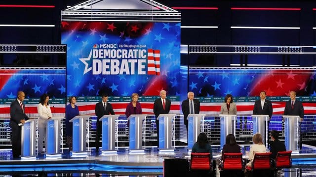 Demokratische Präsidentschaftsbewerber, Cory Booker (l-r), Tulsi Gabbard, Amy Klobuchar, South Bend, Pete Buttigieg, Elizabeth Warren, ehemaliger US-Vizepräsident Joe Biden, Senator Bernie Sanders, Senator Kamala Harris, ehemaliger Technologie-Exekutivdirektor Andrew Yang und Investor Tom Steyer nehmen an einer TV-Debatte der demokratischen Präsidentschaftsanwärter. Demokratische Präsidentschaftsbewerber, Cory Booker (l-r), Tulsi Gabbard, Amy Klobuchar, South Bend, Pete Buttigieg, Elizabeth Warren, ehemaliger US-Vizepräsident Joe Biden, Senator Bernie Sanders, Senator Kamala Harris, ehemaliger Technologie-Exekutivdirektor Andrew Yang und Investor Tom Steyer nehmen an einer TV-Debatte der demokratischen Präsidentschaftsanwärter.