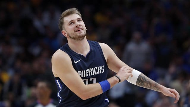 Luka Doncic erzielte im ersten Viertel mehr Punkte, Rebounds und Assists als das gesamte gegnerische Team. Luka Doncic erzielte im ersten Viertel mehr Punkte, Rebounds und Assists als das gesamte gegnerische Team.