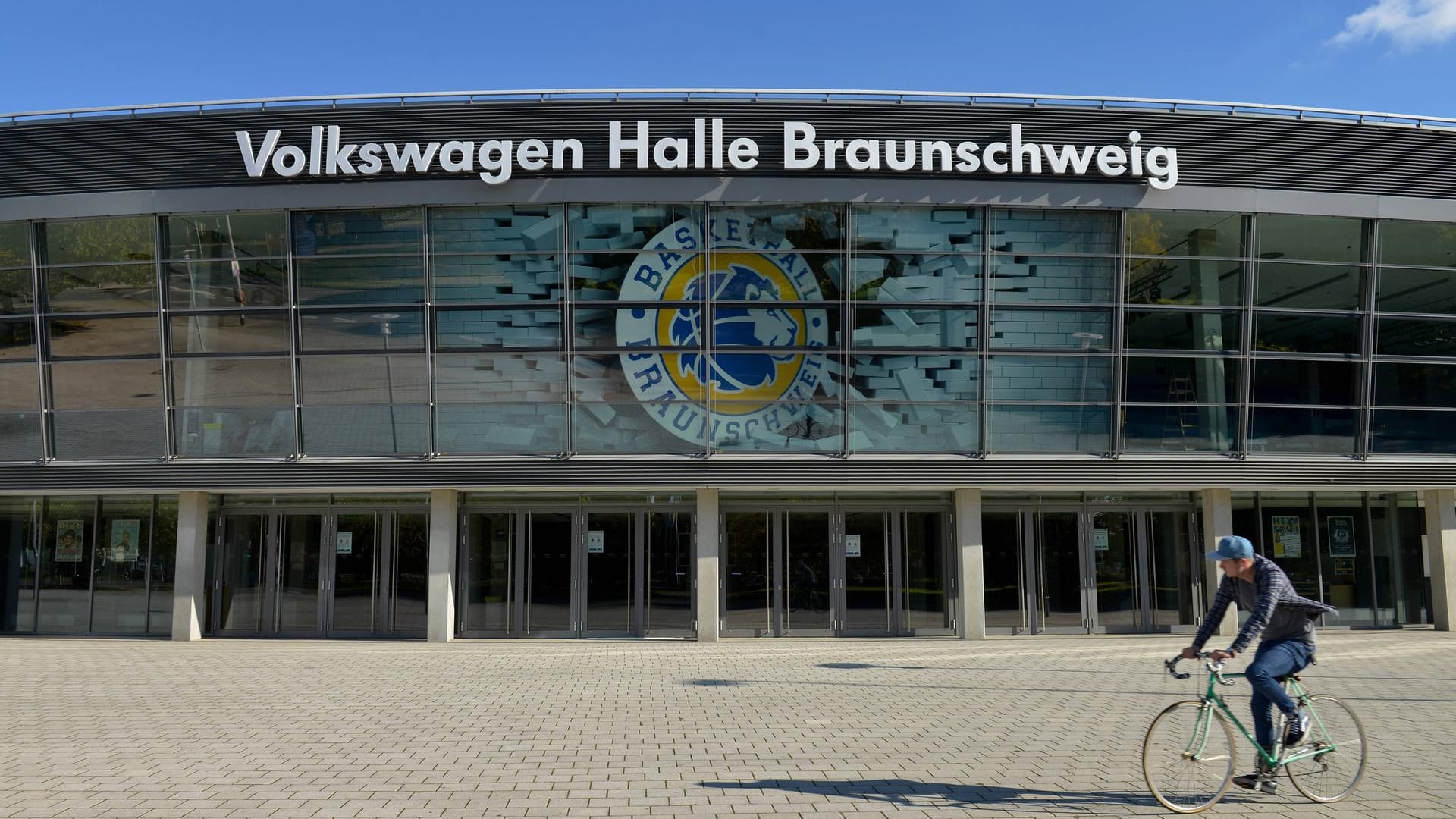 Volkswagen-Halle in Braunschweig: Der Konzern grenzt sich von der AfD ab und lässt den Namen der Halle zum AfD-Parteitag verdecken.