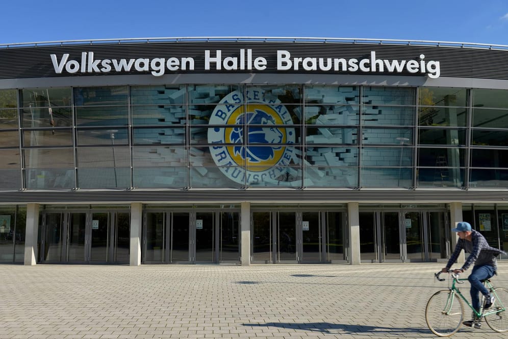 Volkswagen-Halle in Braunschweig: Der Konzern grenzt sich von der AfD ab und lässt den Namen der Halle zum AfD-Parteitag verdecken.