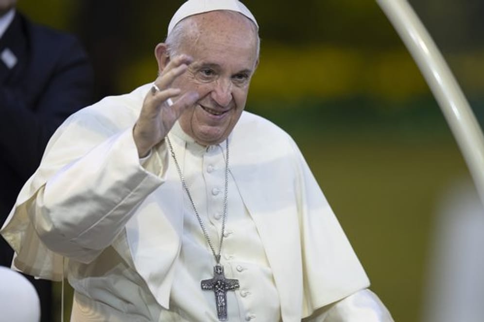 Papst Franziskus begrüßt Gläubige bei seiner Ankunft zur Messe im Nationalstadion.