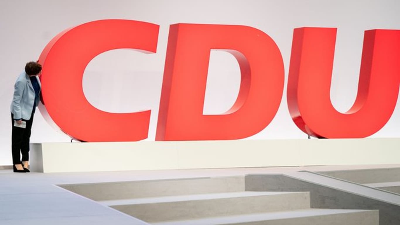 Das C ist da: Annegret Kramp-Karrenbauer besichtigt vor dem CDU-Bundesparteitag die Veranstaltungshalle in Leipzig.