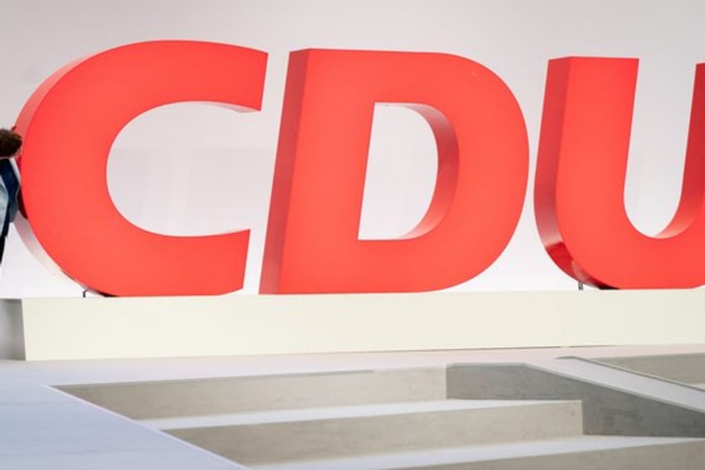Das C ist da: Annegret Kramp-Karrenbauer besichtigt vor dem CDU-Bundesparteitag die Veranstaltungshalle in Leipzig.