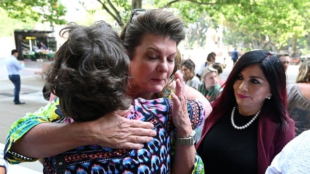 Julie Davis umarmt eine weitere Betroffene vor dem Gerichtsgebäude: Mehr als 1.300 Frauen haben in Australien eine Sammelklage gegen den US-Pharmakonzern Johnson & Johnson gewonnen. Julie Davis umarmt eine weitere Betroffene vor dem Gerichtsgebäude: Mehr als 1.300 Frauen haben in Australien eine Sammelklage gegen den US-Pharmakonzern Johnson & Johnson gewonnen.