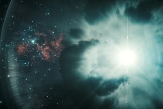 Ein sterbender Stern explodiert und sendet einen Gamma-Ray Burst, einen Gammastrahlenblitz, aus.