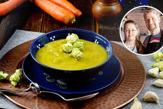 Kartoffelsuppe: Für die richtige Konsistenz können Sie die Suppe am Ende einfach je nach persönlicher Vorliebe eher fein oder nur grob pürieren.