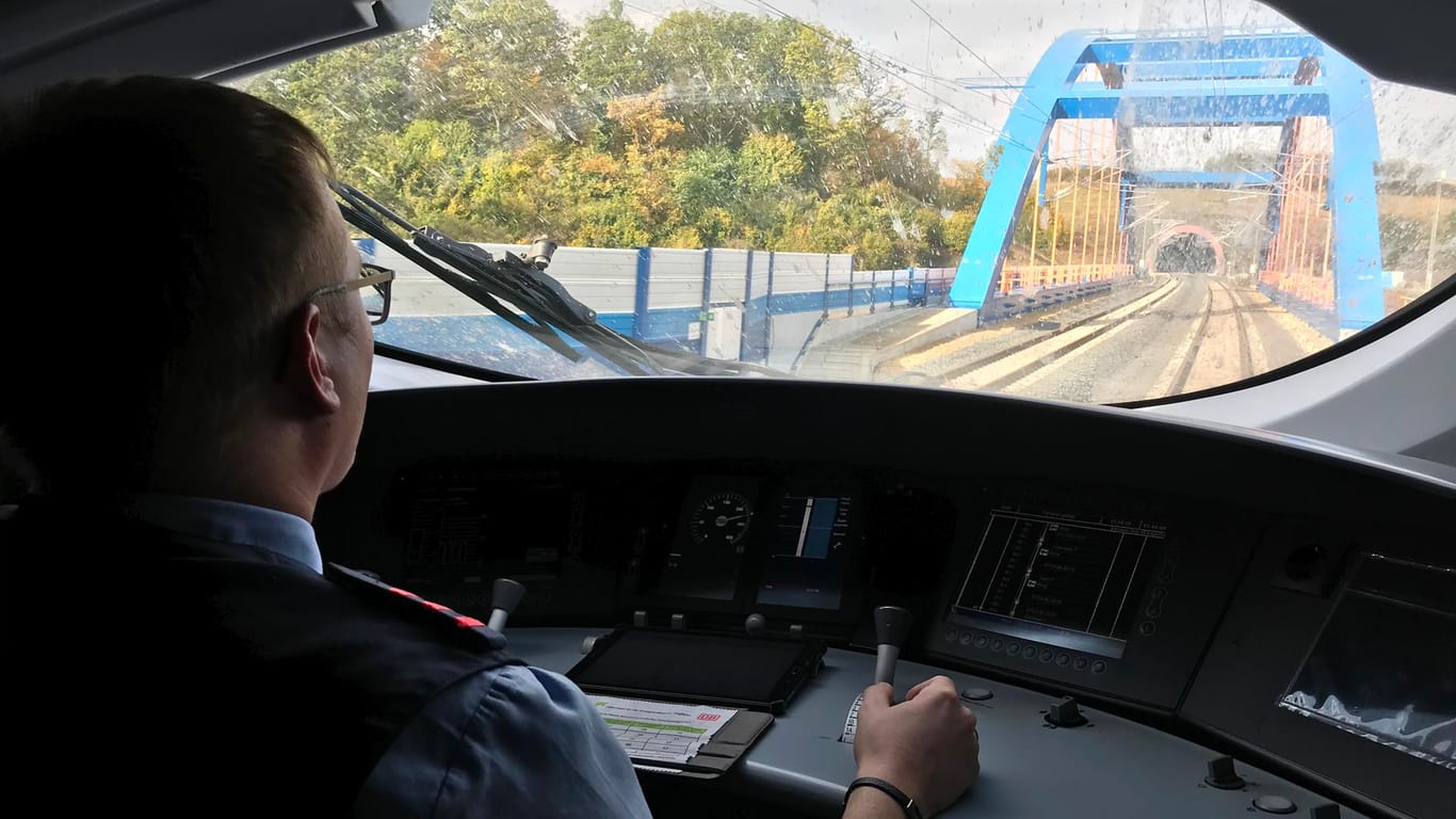 Lokführer im ICE: Alle Lokführer der Deutschen Bahn erhalten regelmäßige Schulungen zu energiesparendem Fahren.