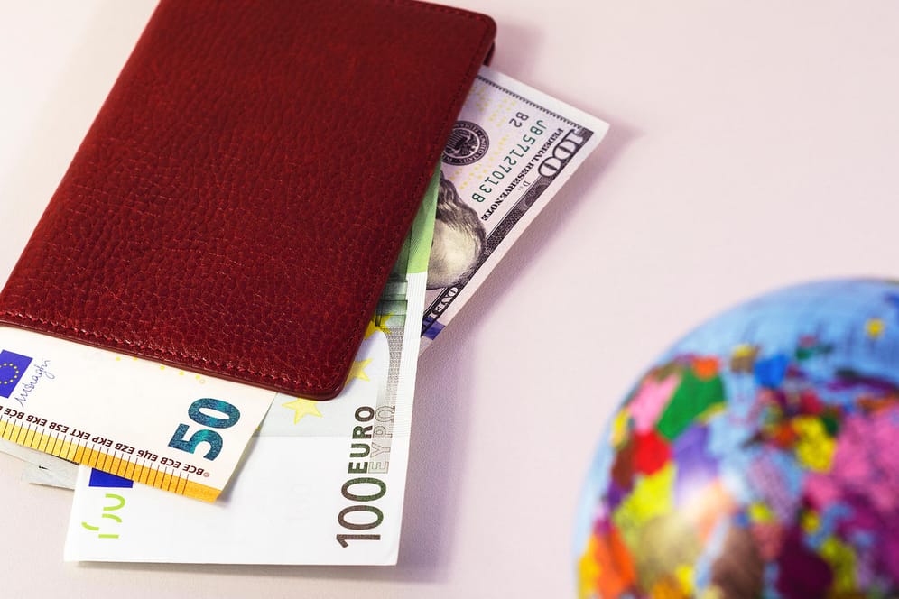 Reisepass mit Geldscheinen: Der Reisepass in Deutschland kostet 60 Euro. Im Vergleich zu anderen Ländern ist das günstig.