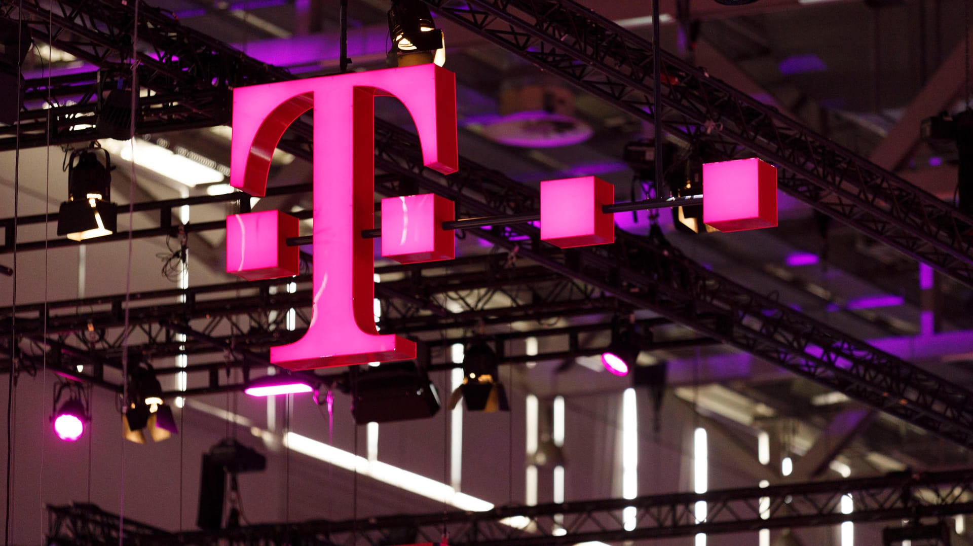 Das Telekom-Logo ist an einem Messestand zu sehen: Kunden, die in grenznahen Regionen leben, erhalten eine bessere LTE-Anbindung. Das Telekom-Logo ist an einem Messestand zu sehen: Kunden, die in grenznahen Regionen leben, erhalten eine bessere LTE-Anbindung.