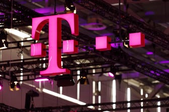 Das Telekom-Logo ist an einem Messestand zu sehen: Kunden, die in grenznahen Regionen leben, erhalten eine bessere LTE-Anbindung.