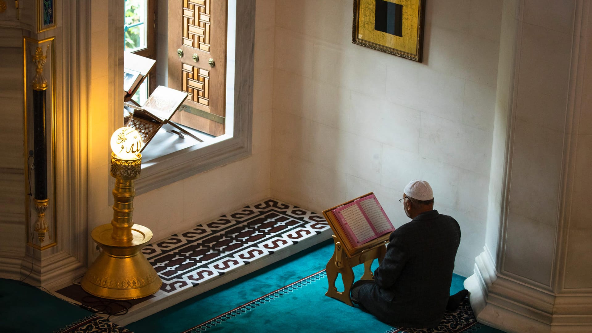 Imam in der Sehitlik-Moschee in Berlin-Neukölln: Das Bundesinnenministerium will sich an einem Pilotprojekt zur Ausbildung von Imamen beteiligen.