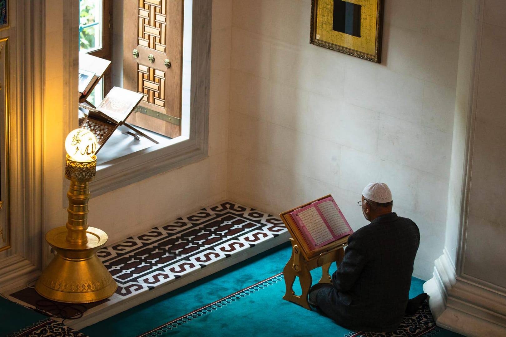 Imam in der Sehitlik-Moschee in Berlin-Neukölln: Das Bundesinnenministerium will sich an einem Pilotprojekt zur Ausbildung von Imamen beteiligen.