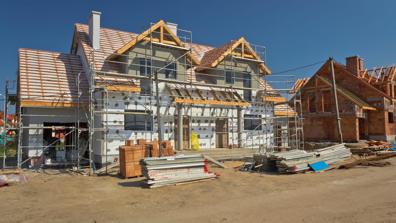 Halbfertiges Haus mit Gerüst: Bauherren müssen selbst immer wieder prüfen, ob Sicherheitsvorschriften auf der Baustelle eingehalten werden.