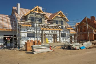 Halbfertiges Haus mit Gerüst: Bauherren müssen selbst immer wieder prüfen, ob Sicherheitsvorschriften auf der Baustelle eingehalten werden.