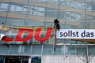 Berlin: Greenpeace-Aktivisten hängen ein Plakat an der CDU-Zentrale auf.