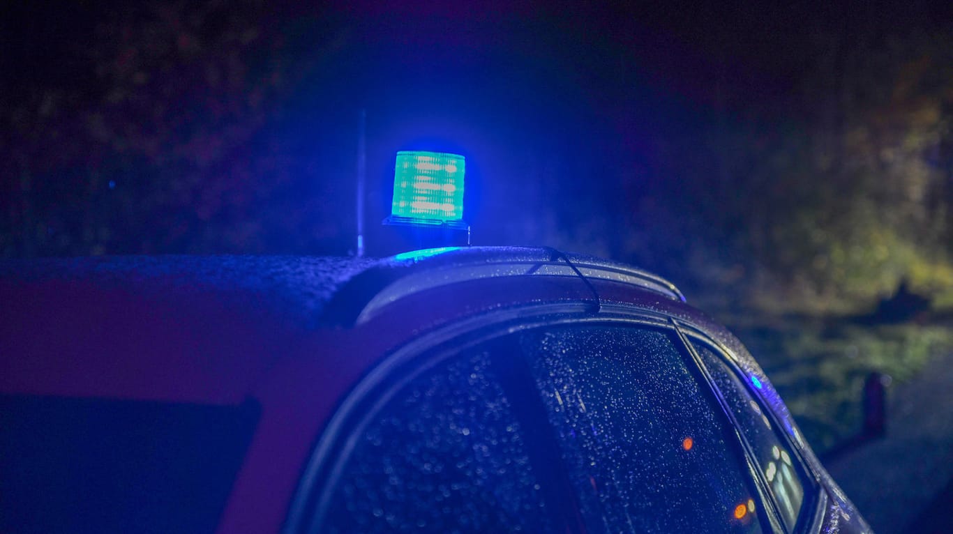 Blaulicht auf einem Auto: Die Polizei griff den Jungen kurz vor Bielefeld auf und übergab ihn an seine Eltern. (Symbolbild)